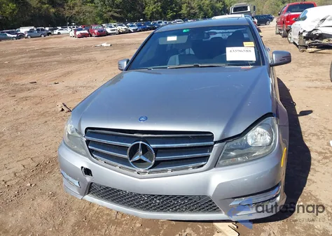 2014 Mercedes-Benz C 250 Sport z USA, uszkodzony, nr VIN WDDGF4HB3EG222112